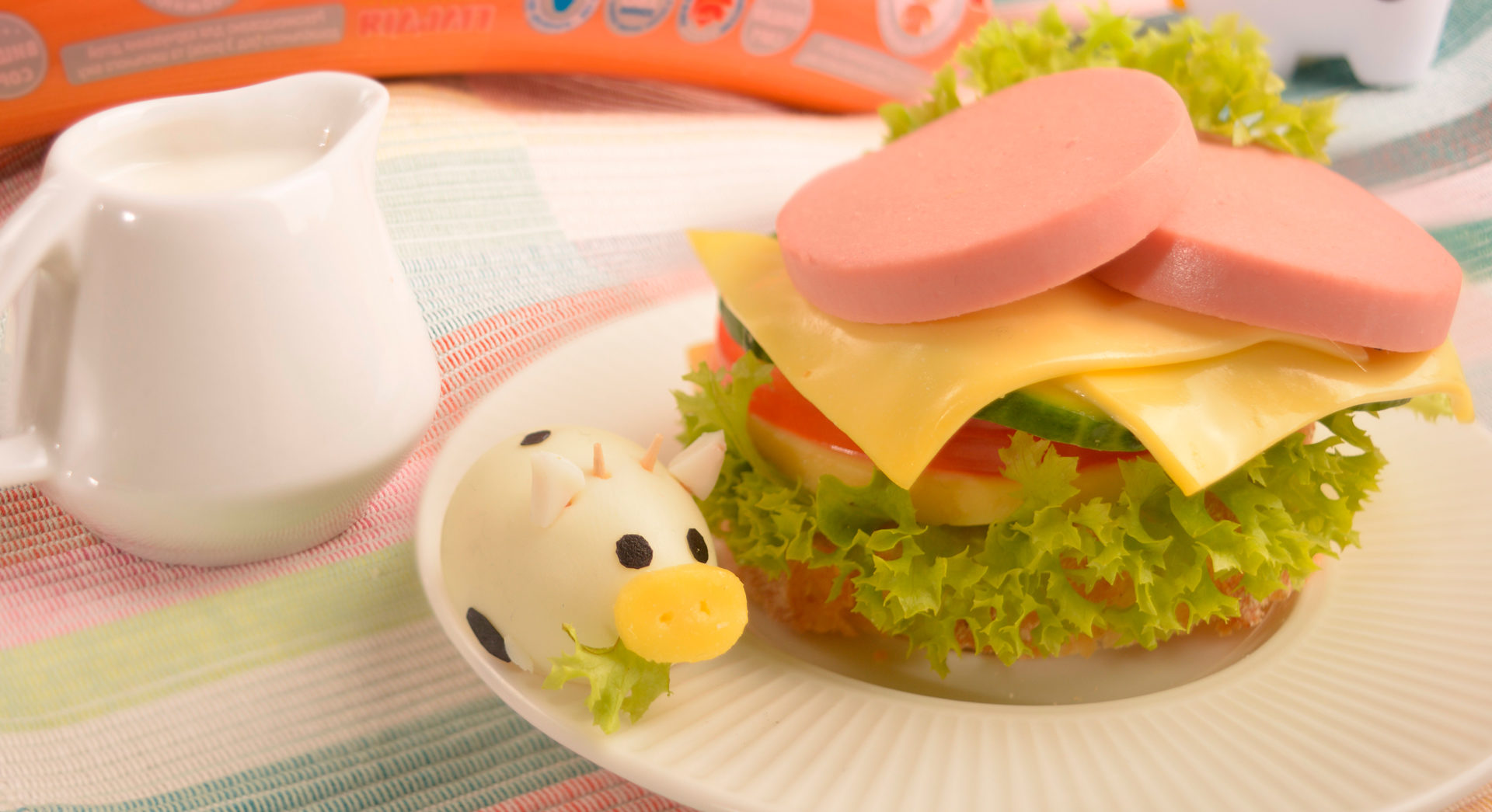 Бутерброд фірмовий “Щасливе дитинство” з ковбасою М’ясняшки “Три корівки”